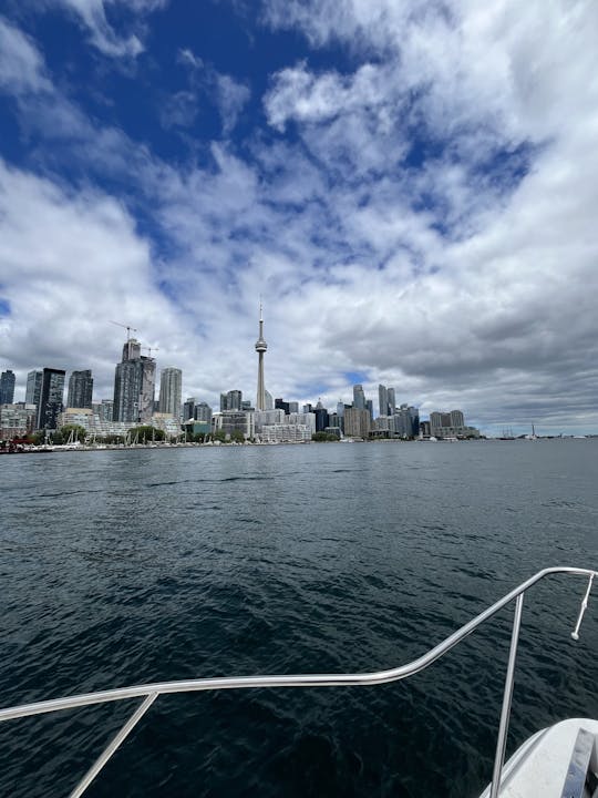 Sea Ray 440 Express Bridge de 49 pies: yate de fiesta en Toronto