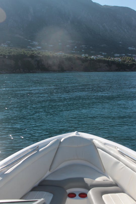 Excursion en bateau à Kalamata Kitires. Petites grottes, village de Kitries et mer Méditerranée ouverte