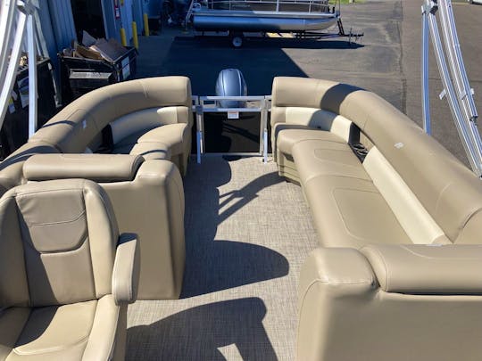 New 23ft Starcraft pontoon for rent on Lake Minnetonka