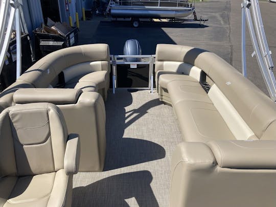 Lake Minnetonka Pontoon for 9!