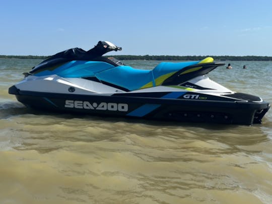 2 Skis for the price of one on Lake Houston, Texas