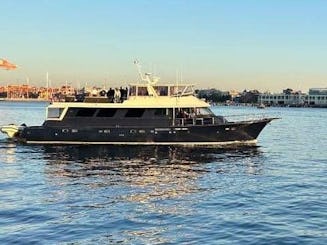 Des aventures luxueuses vous attendent ! Croisière avec le yacht Hatteras de 92 pieds à Vancouver, en Colombie-Britannique