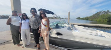 Profitez de ce yacht Sea Ray Sundeck de 30 pieds à Tampa