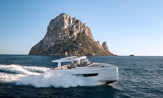 El Ibiza Yacht 53 viene con equipo de snorkel y tabla de remo