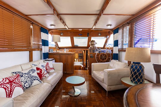 Beautiful 46 ft Jefferson Sundeck Classic Motor Yacht
