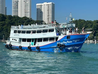 El «crucero por la bahía de Pattaya» es un viaje en un cómodo barco ubicado en Bali Hai