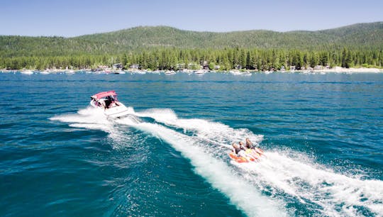 Barco de wakeboard no Lago Tahoe com tubo - 4 horas