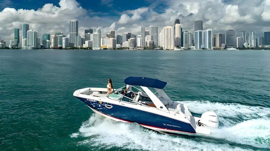 Miami Boat 27 is a modern-looking boat perfect for small groups.