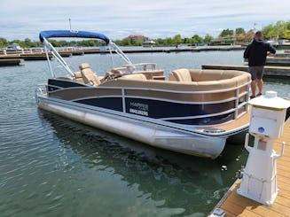 Harris Flotebote 230 Grand Mariner Pontoon Boat Rental and Tours 