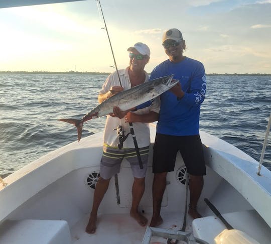 Pesca em recifes, mergulho com snorkel e churrasco na praia em San Pedro, Belize.