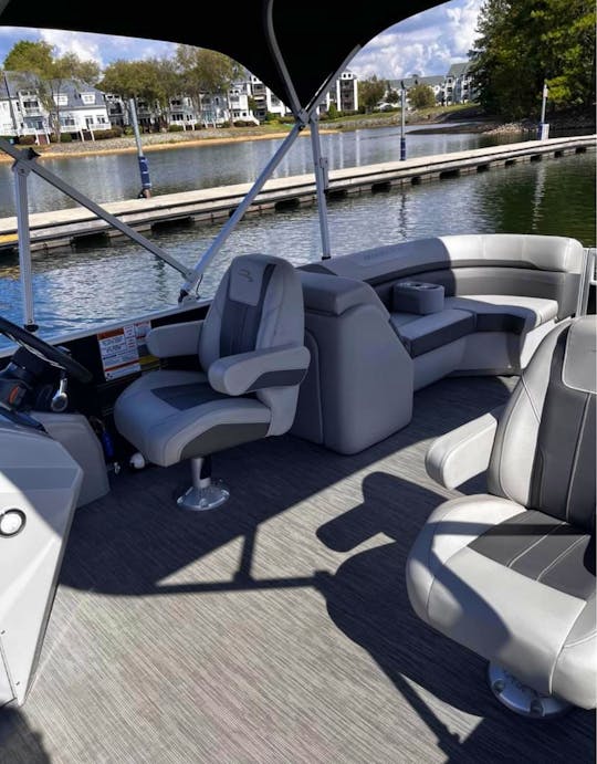 2022 Luxury Bennington 22’ Tritoon Lake Norman Party Barge Fuel Floats Included