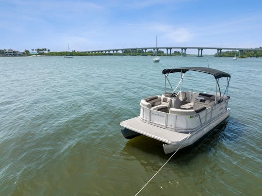 Beautiful Pontoon Boat 23 ft 