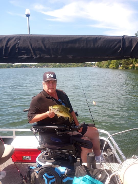 Bateau ponton de pêche accessible en fauteuil roulant 