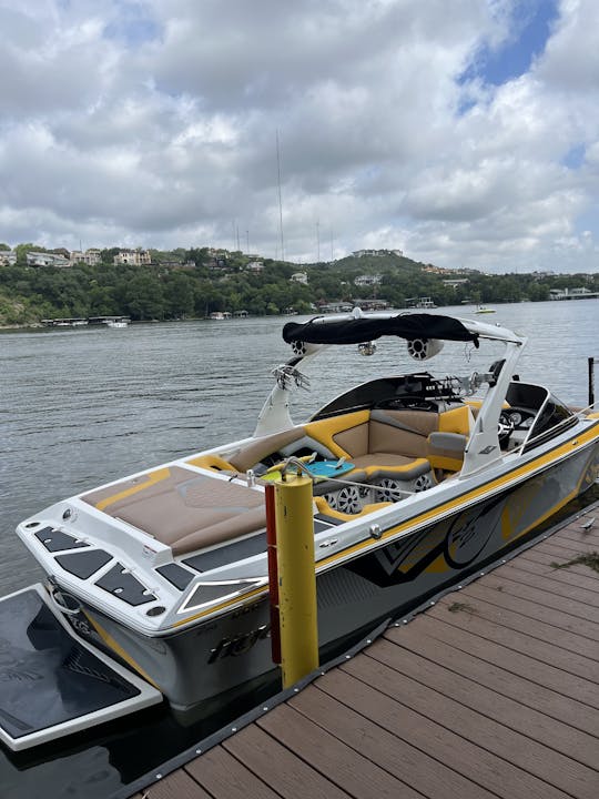 Wake Surf ou faça um cruzeiro para o melhor dia no lago!