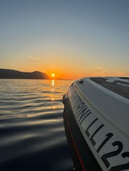 Louez un semi-rigide balistique de 18 pieds à Santorin pour 7 personnes