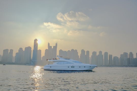 JACUZZI LUXUEUX DE 90 PIEDS POUR 40 PERSONNES DANS LA MARINA DE DUBAÏ 