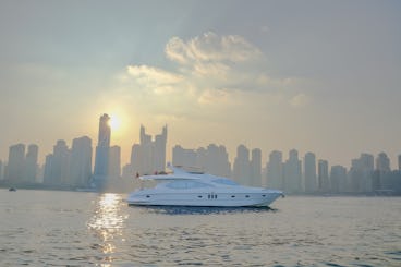 LUXUEUX MÉGA YACHT MAJESTY DE 90 PIEDS AVEC JACUZZI POUR 40 PERSONNES DANS LA MARINA DE DUBAÏ