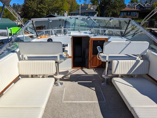 Cruise Lake Minnetonka on 40ft luxury Magnum Yacht