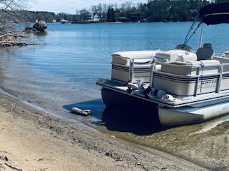 Harris Flotebote 18' Pontoon on Lake Norman of Mooresville