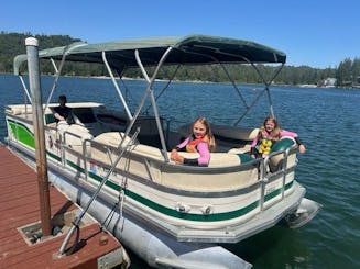 Pontoon Boat 25ft Sun Tracker Party Barge on Bass Lake