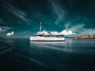 Naviguez avec style à bord du Splendour, le premier yacht privé de Komodo