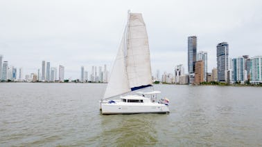 CATAMARAN DE LUXE BABEL POUR LES ÎLES, LES COUCHERS DE SOLEIL ET LES ÉVÉNEMENTS NOCTURNES