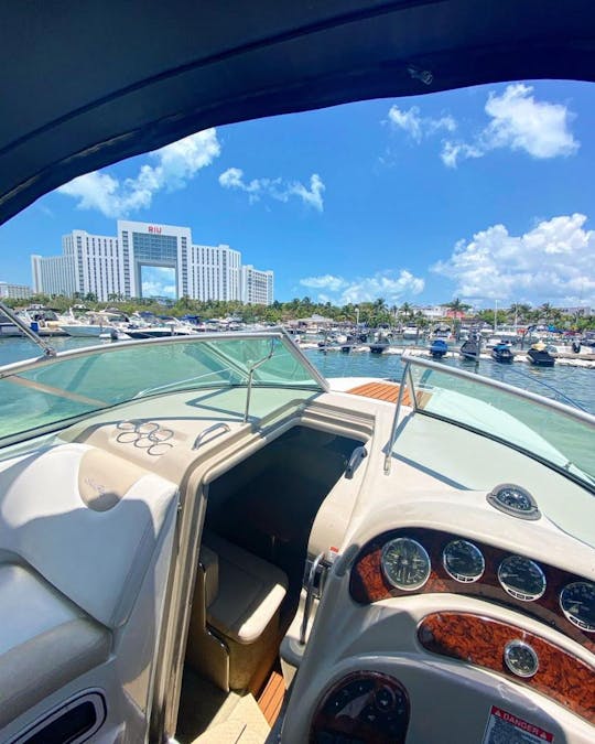 Tenha um dia incrível com este iate Sea Ray de 32 pés em Cancún!