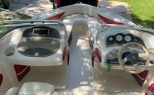 Spacious Glastron Bowrider Boat on Lake Somerville