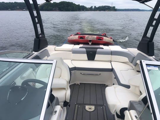 Chauffeur 23ft Chaparral - Don't get lost on the lake, let me do the work!