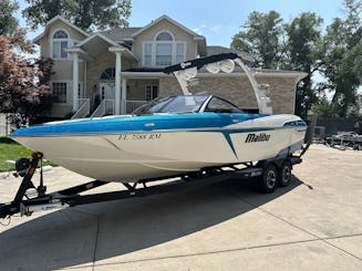 Malibu Wake Boat com capitão (19 pessoas)