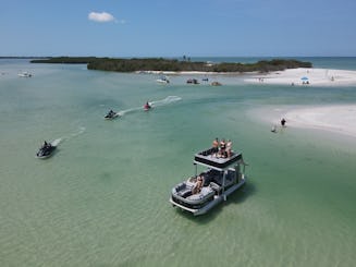 Barco de festa de dois andares com toboágua na Praia da Madeira!