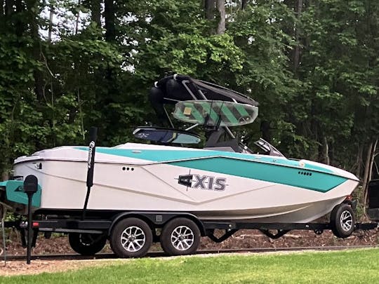 Wakeboat Axis T220 2023 en el embalse de Stagecoach