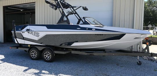 Surf Boat! Axis 2022 (T23) - Super Good for Surfing Lake Austin/Lake Travis