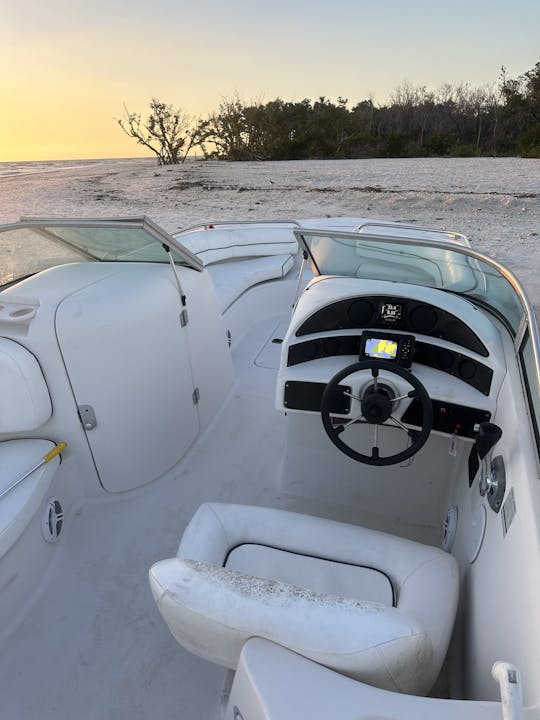 Barco Hurricane Deck de 24 pés para um dia incrível no SWFL
