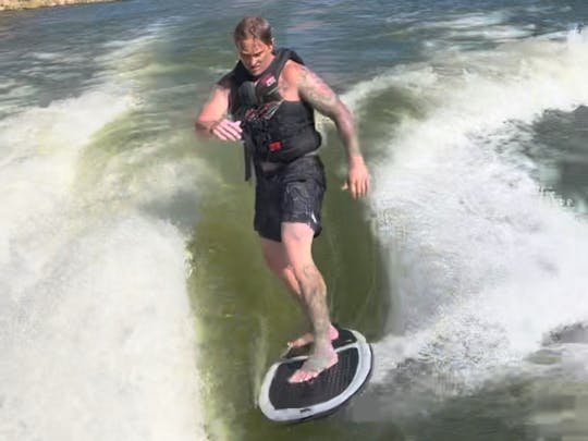 Wakeboat Supreme S211: ¡Ven a colgar 10 por un día!