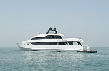 Yacht charter in Dubai Marina · Premium — Spacious Motoryacht (2001)