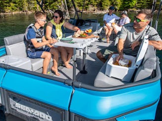 Ultimate Lake Escape: diversão com tudo incluído a bordo do nosso pontão Sea-Doo!