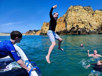 Passeio de barco costeiro privado até a Ponta da Piedade em Lagos (inclui natação)