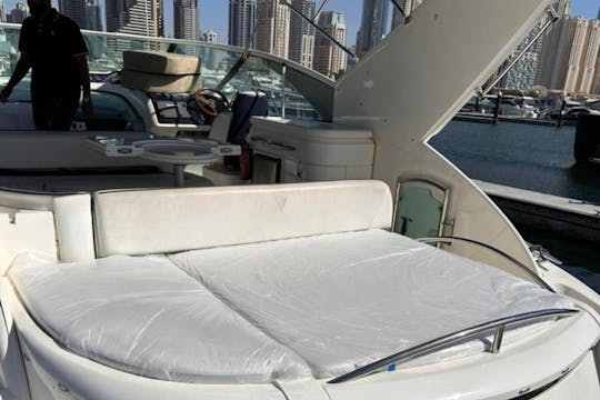 Premium Fairline | 40 pies | Yate bellamente diseñado para más de 10 personas