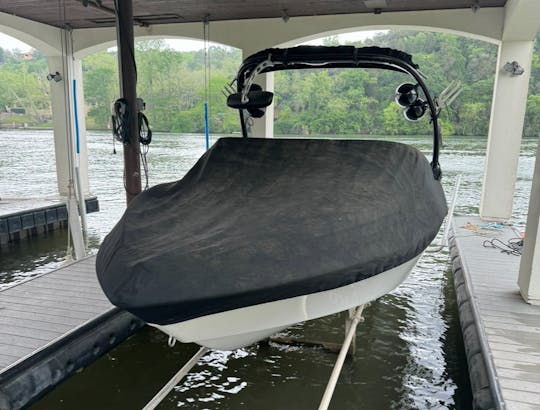 2013 Malibu Wake Boat 22 pés e 10 hóspedes $165 - $185/h LAKE AUSTIN