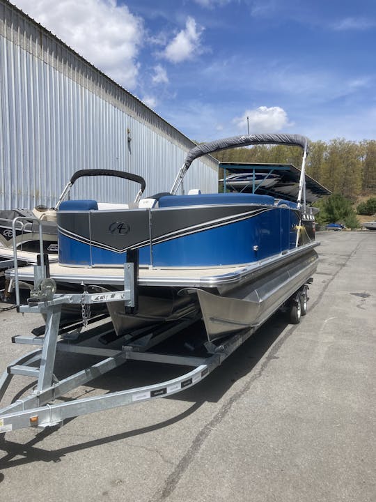 Motor Avalon Tritoon de 200 CV para 10 personas en Tafton, Pensilvania