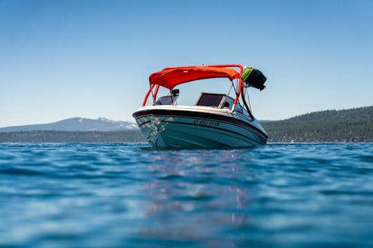 Barco de wakeboard no Lago Tahoe com tubo - 4 horas