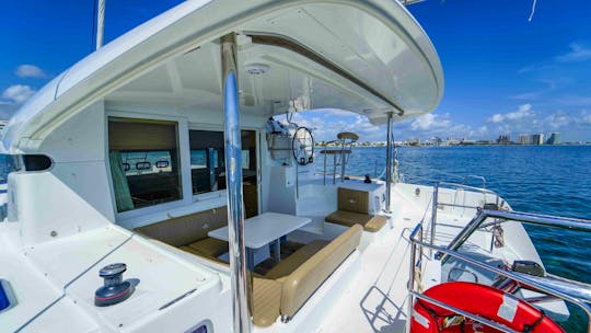 40ft Luxury Catamaran Private Charter / Capacity 25 people