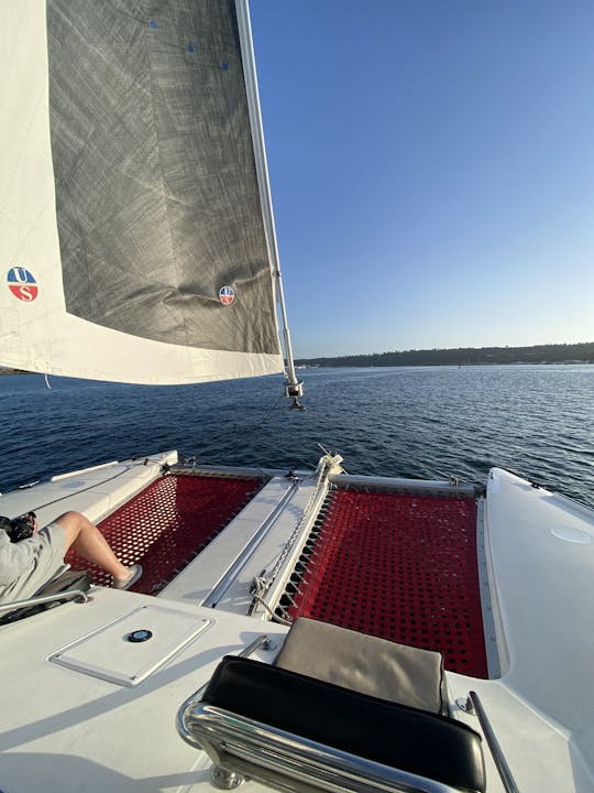 Catamaran naviguant dans la baie de San Diego - Spacieux et stable - Naviguez avec Fun Cat