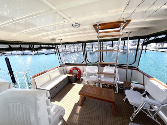 Classic 43ft Hatteras w/Captain Included in Hourly Rate (Chicago)