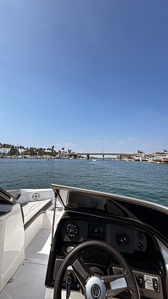 Aventuras de olas en el agua 🚤 Embarcación Yamaha para 6 personas 