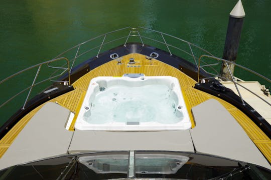 BLACK LUXURY JACUZZI YACHT IN DUBAI