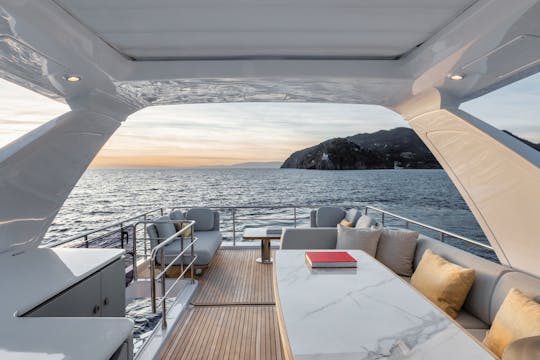 Iates a motor Azimut 60 Fly