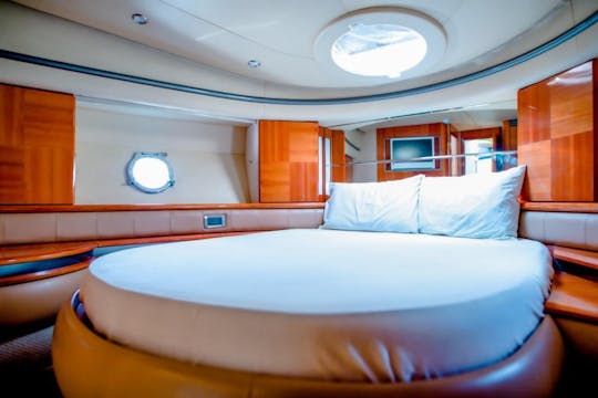 Yate Azimut de alquiler asequible | 50 pies | Capacidad para 15 personas en Dubái, Emiratos Árabes Unidos