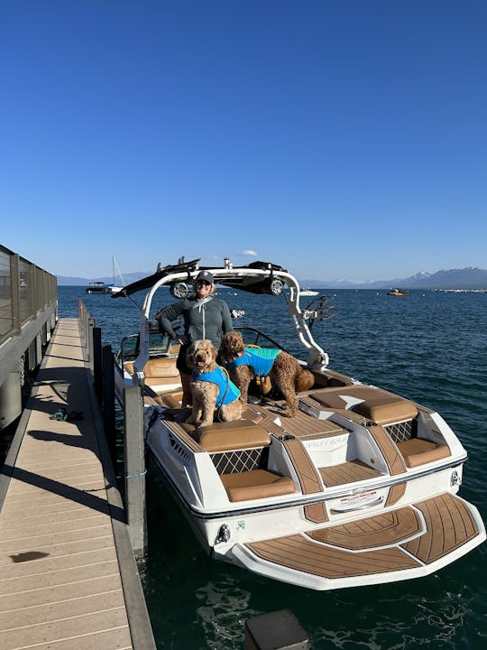 Embarcación náutica Nautique GS 22 con capitán en el lago Tahoe